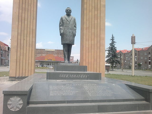 Памятник Шарлю Азнавуру в Гюмри