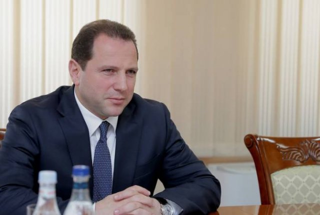 Министр обороны РА принял директора Армянского фонда раненых героев