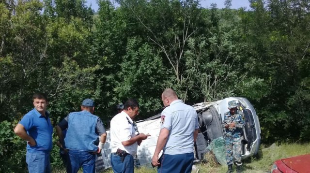 В Арцахе перевернулся автомобиль с отправляющимся на экскурсию учителями: есть пострадавшие