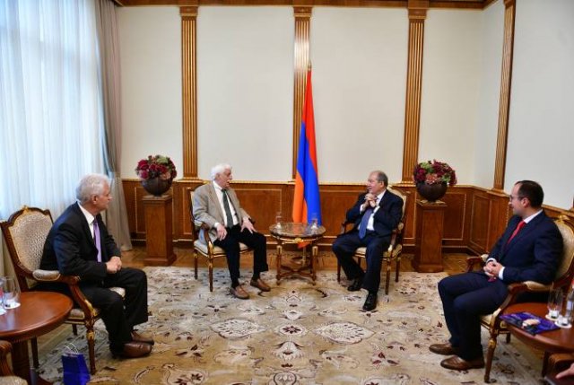 Президент РА встретился с известным ученым и изобретателем армянского происхождения Раймондом Дамадяном