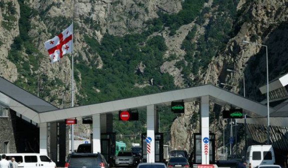 Армянский автобус остановили на КПП “Верхний Ларс” из-за перевозки запрещенного предмета