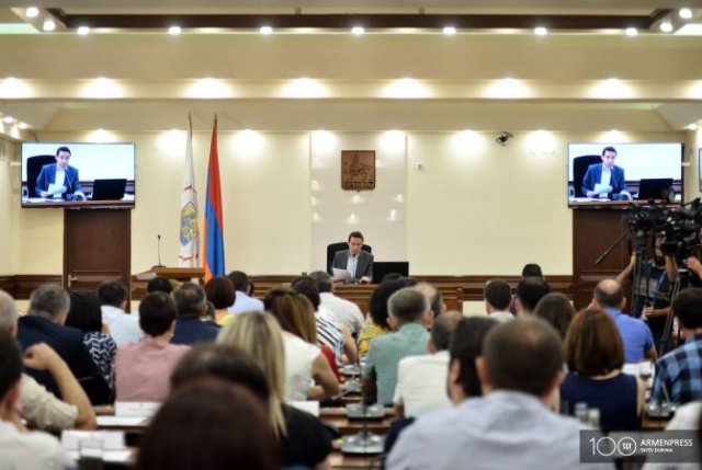 В мэрии Еревана обсуждают вопрос переселения жителей 10 аварийных домов улицы Арзуманяна