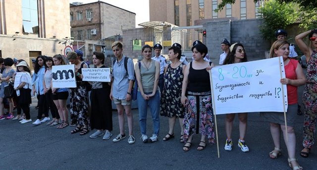 У посольства России в Армении состоялась акция в поддержку сестер Хачатурян