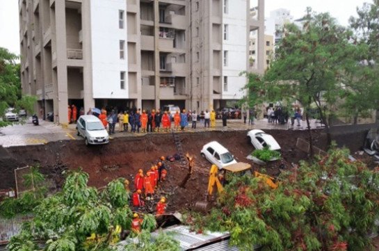 В Индии 15 человек погибли при обрушении стены жилого комплекса