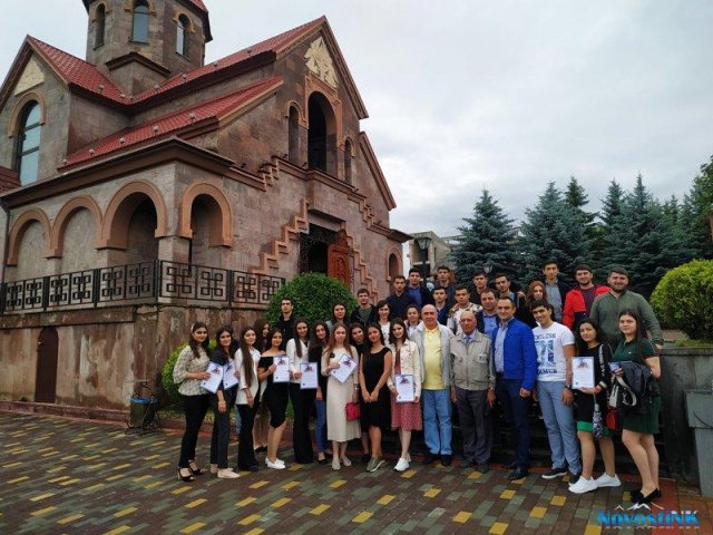 В армянской церкви Кисловодска состоялась встреча с выпускниками школ города