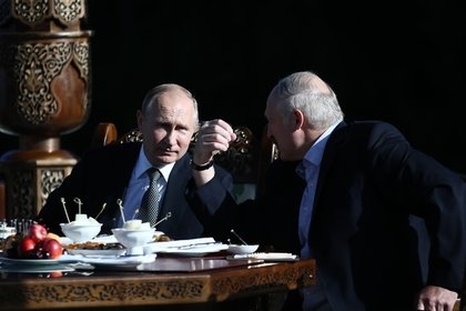 Путин и Лукашенко неформально встретились в беседке президента Узбекистана