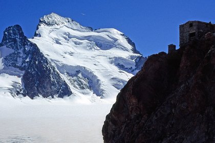 Заблудившийся на Эльбрусе альпинист скончался при спуске с горы