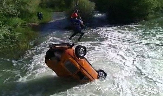 Автомобиль рухнул в реку на юге Армении: водитель погиб