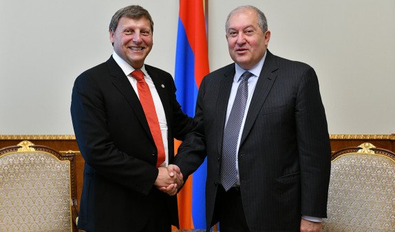 Президент Армении предложил мэру Глендейла углублять сотрудничество с Гюмри и Капаном