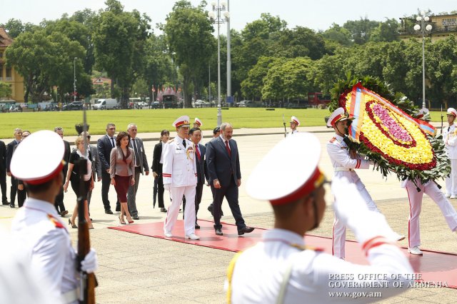 Премьер Армении Никол Пашинян воздал дань уважения памяти героев Вьетнама и Хо Ши Мина