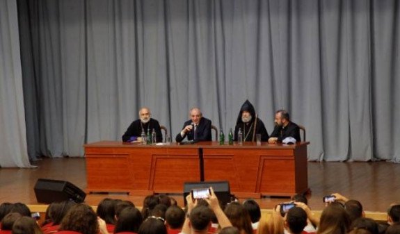 Бако Саакян встретился с участниками Всеармянского молодежного съезда «К Святому Эчмиадзину, к Священному Арцаху»