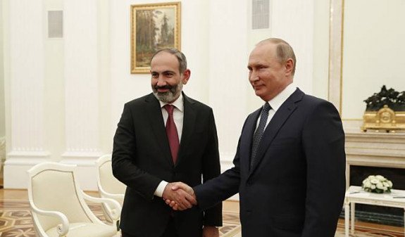 В Кремле рассказали подробности телефонного разговора Пашиняна и Путина