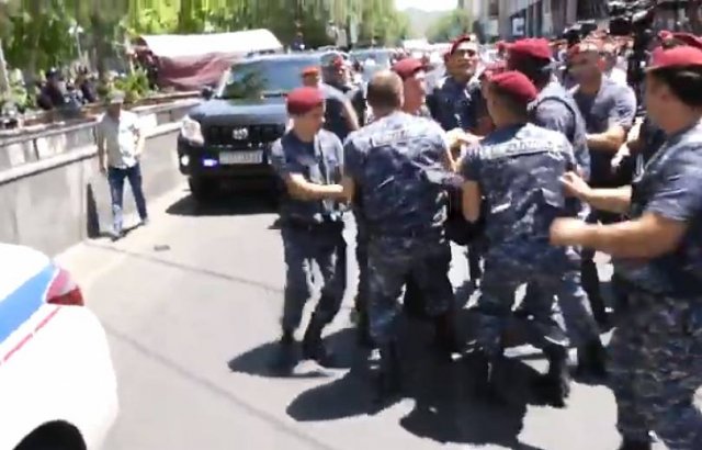 После инцидента между полицией и сторонникам Кочаряна задержаны 6 человек