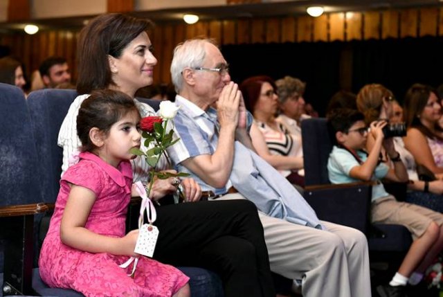 Анна Акопян присутствовала на благотворительном спектакле в кукольном театре