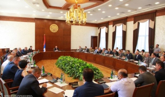 Президент Арцаха провел заседание правительства и посовещался с главами райадминистраций