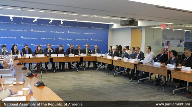 Спикер НС Армении встретился с представителями армянской общины Вашингтона
