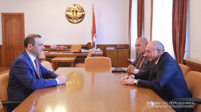 Президент Арцаха Бако Саакян провел встречу с секретарем Совета безопасности Армении Арменом Григоряном