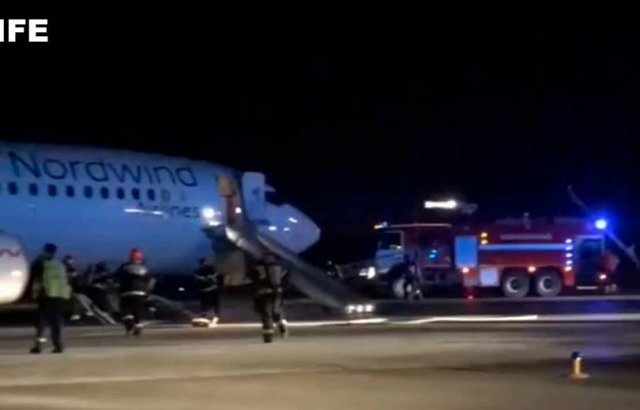 Двое из пассажиров, пострадавших при эвакуации из самолета из-за задымления, находятся в больнице