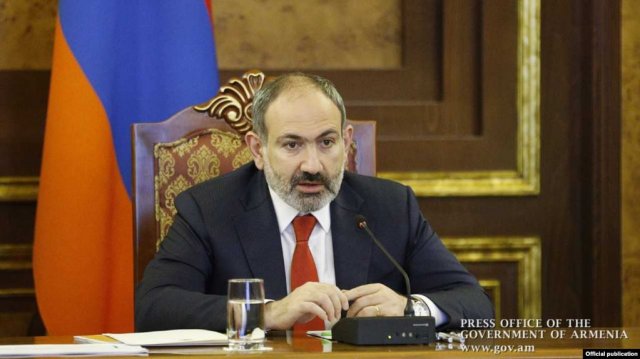Пашинян поздравил Зеленского с победой на выборах в Раду