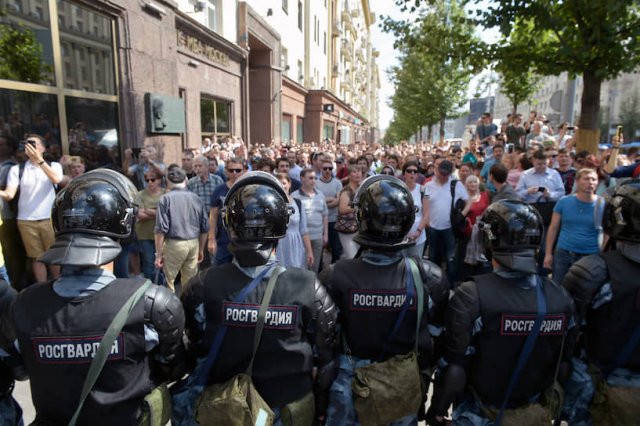 Полиция задержала более 500 человек на акции протеста в Москве