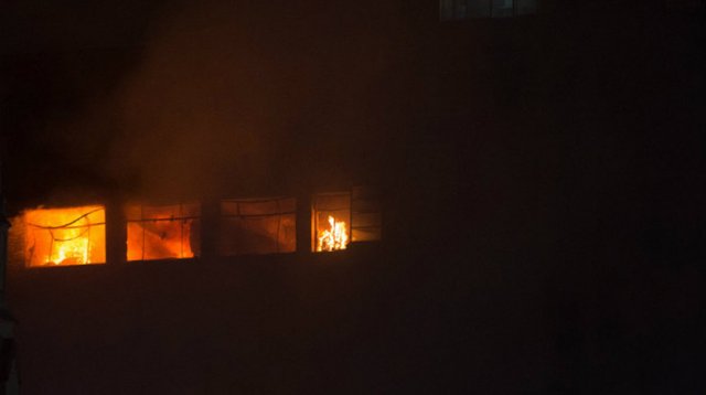 Названы возможные причины пожара в центре Москвы