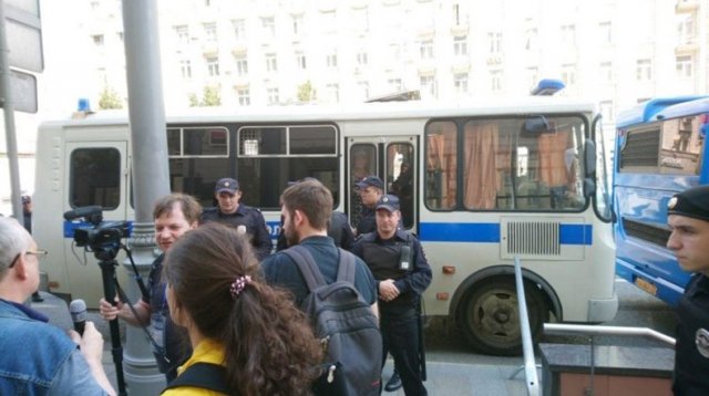 Начались задержания участников несанкционированной акции в Москве