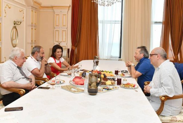 Премьер-министр Пашинян и Анна Акопян приняли Джорджа Пехливаняна и Георгия Исаакяна