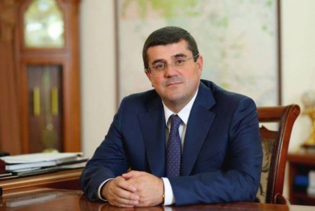 Араик Арутюнян призвал политические силы Арцаха решать разногласия за столом переговоров