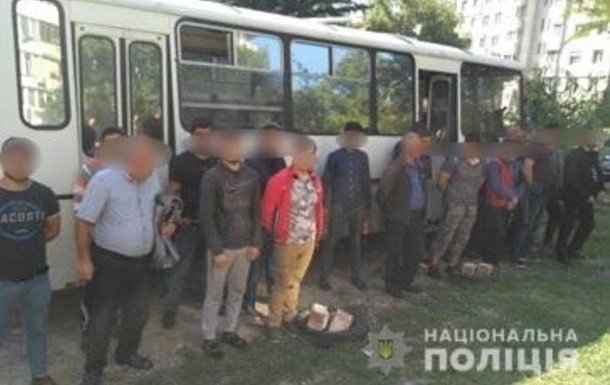 В Киеве на рынке задержали 18 нелегалов из Азербайджана и Узбекистана