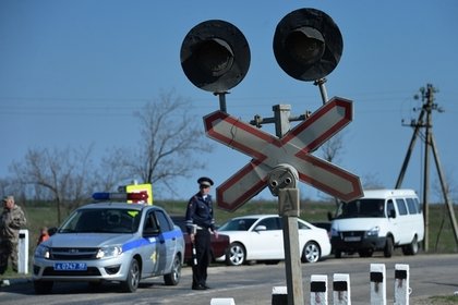 В России поезд протаранил застрявший на путях автомобиль с людьми