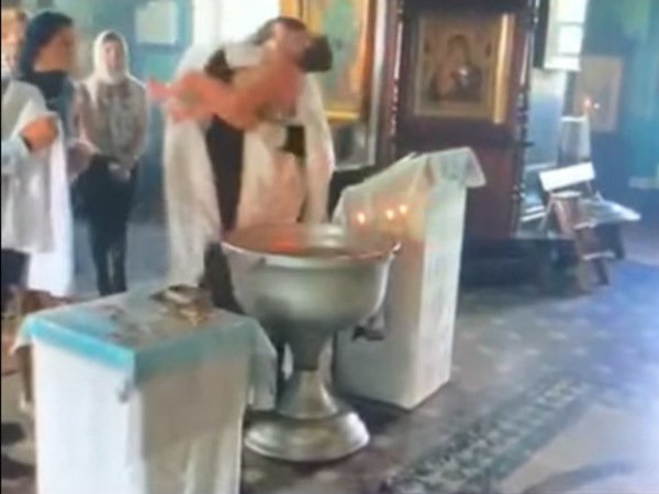 В Гатчине младенец получил травмы при крещении. Мать обратилась в полицию