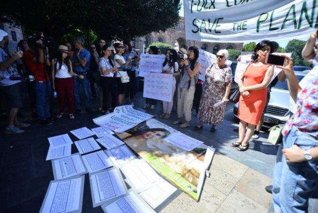 Экологи перед зданием правительства проводят акцию протеста против эксплуатации Амулсара