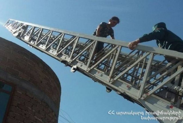 Спасатели спустили ребенка, поднявшегося на крышу магазина