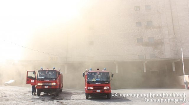 Пожар на складе холодильников в Ереване: работами по тушению огня руководил лично глава МЧС Армении