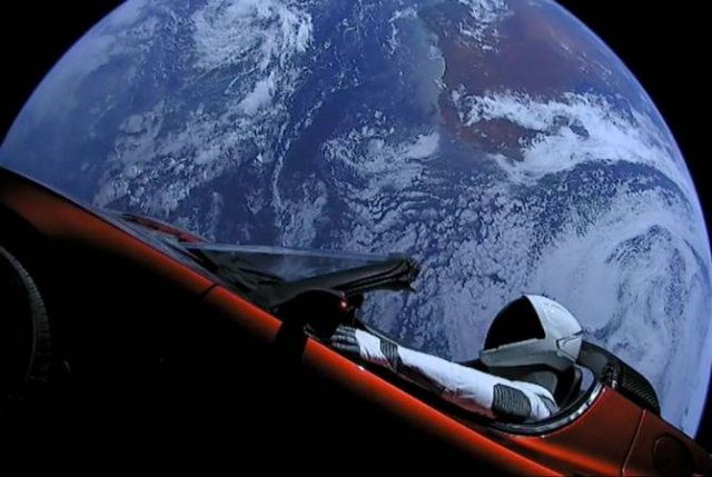 СМИ: отправленный в космос автомобиль Илона Маска сделал первый оборот вокруг Солнца