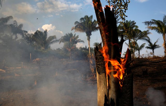 Президент Бразилии обвинил Макрона в колониализме за высказывания о пожарах в Амазонии