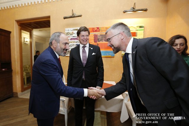 Премьер Армении провел встречу с делегацией Риксдага Швеции