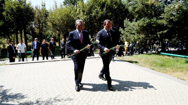 Давид Тоноян и Зограб Мнацаканян посетили воинский пантеон «Ераблур» в Ереване