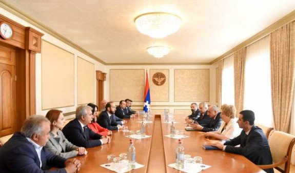 В Степанакерте прошла встреча президента Арцаха и спикера парламента Армении