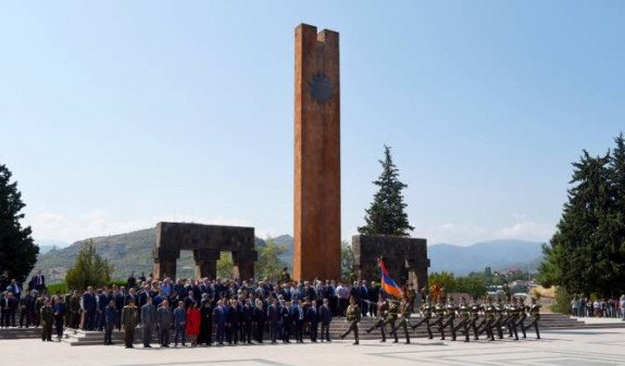 Бако Саакян принял участие в праздничных мероприятиях по случаю 28-летия провозглашения Республики Арцах