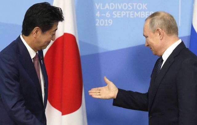 СМИ: Абэ и Путин обменялись футболками сборных Японии и России по регби