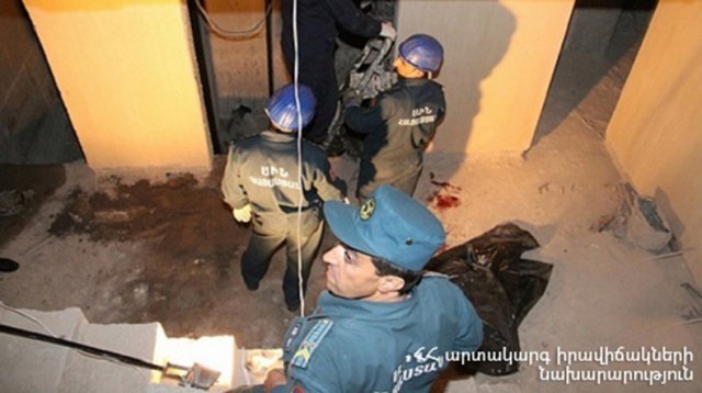 Сотрудники МЧС Армении вызволили пострадавшего из шахты лифта