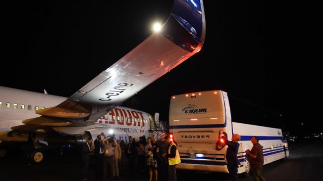 Самолет Джастина Трюдо столкнулся с автобусом в аэропорту Канады