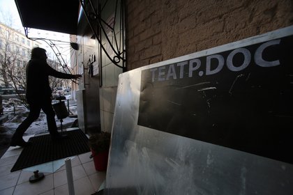 Актеров российского спектакля о войне в Донбассе закидали фекалиями