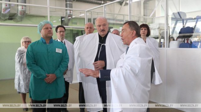 Лукашенко пообещал полностью перейти на отечественные косметические средства