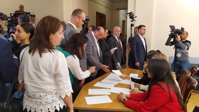 В парламенте Армении стартовало голосование по проекту о прекращении полномочий Грайра Товмасяна