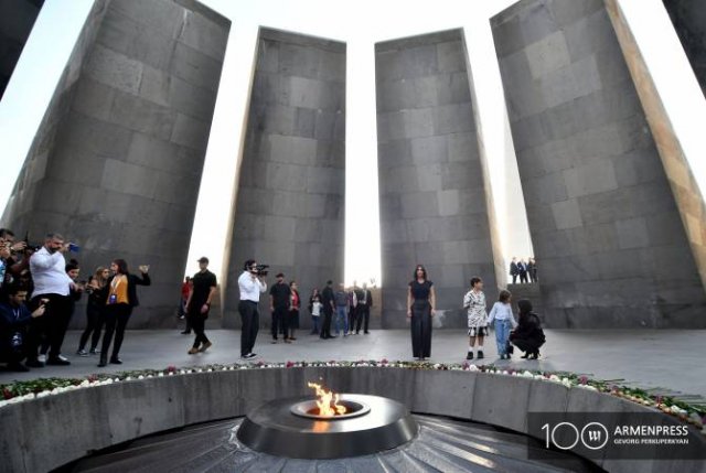 Ким и Кортни Кардашьян посетили Мемориал жертв Геноцида армян