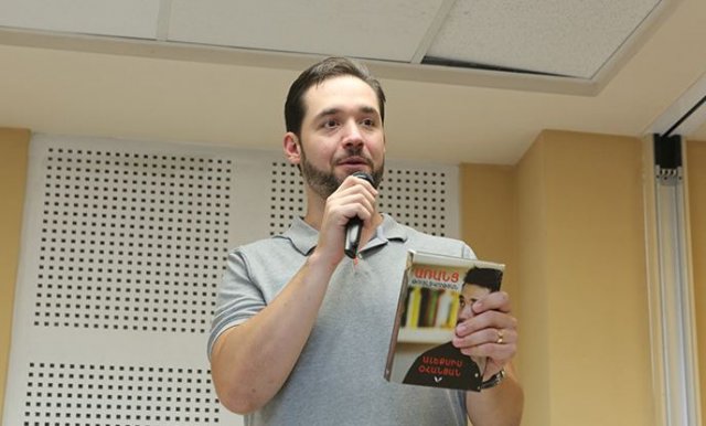В Ереване состоялась презентация перевода книги Алексиса Оганяна «Без разрешения»