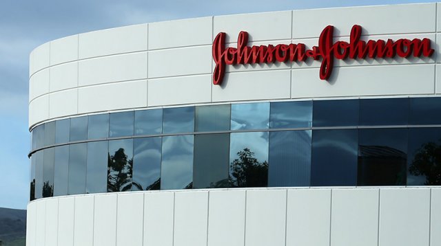 Johnson & Johnson обязали выплатить $8 млрд мужчине, у которого выросла грудь