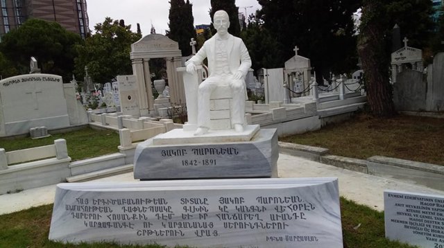 В Стамбуле открыли памятник известному армянскому писателю-сатирику Акопу Пароняну